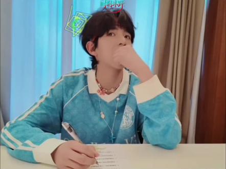 小铭:把我的心搞得乱乱的,还这样萌萌地看着我#铭罕 #陈思罕 #陈浚铭 #陈思铭想 #cp