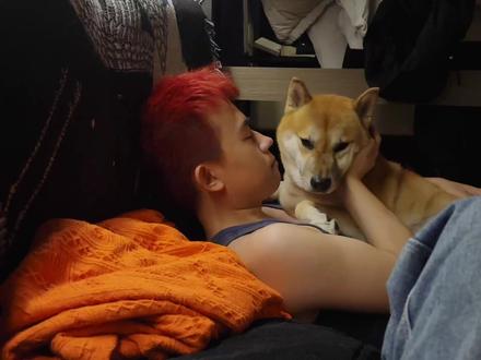 如果早知道结局,我还是会带你回家。 这是第13期VLOG,也是我给小狗十三做的一场告别。
十三是一只柴犬,和我们一起生活了八年。2026年3月22日,它离开了我们。
·
原本我想在它离开的第100天发布这支片子,但最后还是剪了更久一点,因为我想把这场告别做得完整一些。
片子很长,15分钟。
它记录了十三生病后的最后30天,记录了我们怎样送走他、怎样纪念他。
也幻想了关于我对他的一些遗憾。
·
这不是一条关于“走出来”的视频。
它只是我给十三的一场告别。
也是我作为记录者能做到的最后一个弥补——给他留下些什么。
·
十三,谢谢你来过。
谢谢你做过我们的小狗。
#vlog #vlog日常#宠物 #宠物离世 #狗狗去世