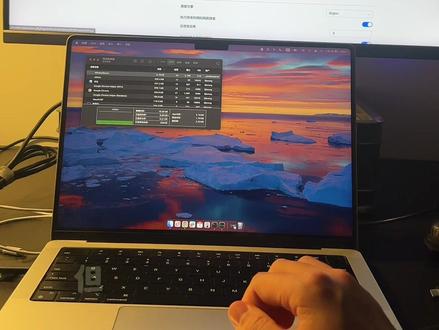 五分钟在电脑上部署DeepSeek大模型 用自己的MacbookPro电脑跑起14B参数的DeepSeek R1大模型,生成速度13token/s
部署步骤:
访问Ollama官网直接下载安装(无需注册)
2
从ollama官网中复制下载模型的代码,然后在电脑终端粘贴并运行(比如ollama run deepseek-
r1:14b)安装模型,安装好后在终端可以测试第一条对话效果。
3为了让对话使用体验更好,Chrome浏览器插件
应用商店中装个Page Assistant对话插件,就可以流畅运行使用了。
V 完全本地运行-私人文件不出电脑,可以构建个人知识库#Deepseek #ChatGPT #AI
#AIGC #大模型
