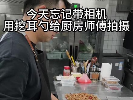 用挖耳勺拍大片。应该只有我拍的最符合咱们中国的悬疑大片吧!#抽象 #挑战用挖耳勺拍出悬疑大片 #日常生活