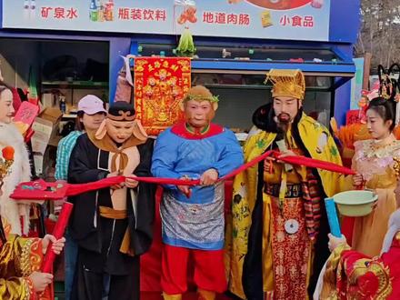 雪饼猴烤肠店开业,仪式感直接拉满!#长春动植物公园#雪饼猴#雪饼猴王铁柱#开业大吉#搞笑