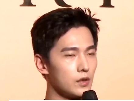 杨洋带伤开机太好哭!左手绑护具仍全程配合,骨折竟是为练打戏亲自摔打所致。不卖惨不炒作,还贴心发新年红包,粉丝159米花墙双向奔赴,内娱实干派男神,这波真诚直接封神!