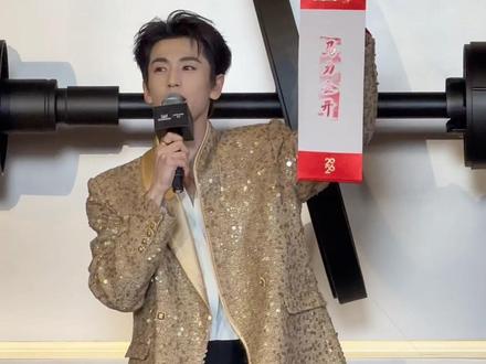 #我的大明星一定红透半边天
新年贴福字,男神送福气
今日见面又圆满了😊
#张凌赫苏州中心 #张凌赫