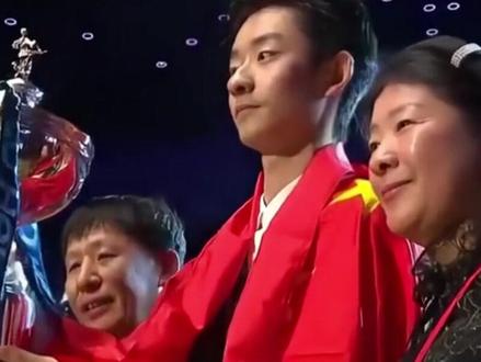 吴宜泽抽烟照曝光!外网调侃:我们沉迷电子烟,中国人抽正儿八经的香烟#吴宜泽