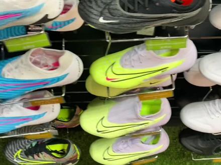 接上期的日记、今天咱们成功上脚Nike 刺客15Fg小黑鞋!比起那些耀眼的颜色…如果你穿一双纯黑的刺客在场上!瞬间会让大家觉得你可能就是真正的杀手吧!会是一名低调的顶级射手🫵#分享好鞋 #足球 #球鞋 #dou来足球季 #dou上热门🔥