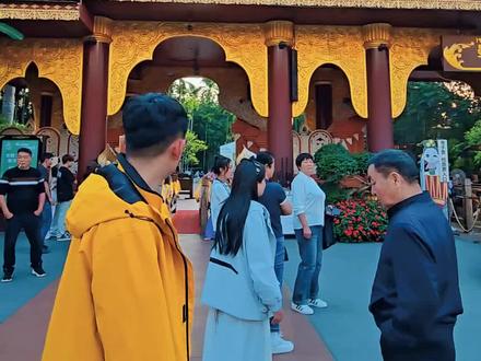 曼听花园 西双版纳曼听御花园有多种演出,以下是具体介绍:
- 傣王巡游:演出时间为10:00(雨天停演),巡游路线从傣王行宫到章哈亭、双塔、八角廊桥,可看到演员身着华服扮演傣王及侍从等,重现傣王出行的场景。
- 御象文化科普:演出时间为10:30、14:50、16:30,能了解大象的生活习性等知识,还可能看到大象的一些趣味表演。
- 鹦鹉园飞翔秀:演出时间为9:50、12:00、15:40,可观赏鹦鹉飞翔、表演等。
- 章哈演唱:演出时间为10:00-15:00,在景区湖面进行(阴雨天停演),章哈是傣族的传统说唱艺术,能欣赏到原生态的傣族音乐。
- 民歌演唱:演出时间为11:00,在章哈亭进行(阴雨天停演),可聆听当地民歌。
- 澜沧江·湄公河之夜歌舞晚会:19:40-20:50进行剧场室内表演,有《共饮一江水》《贝叶之光》《西双版纳之韵》等节目,展示澜沧江·湄公河流域六国文化、傣王室文化、西双版纳少数民族风情等,还有傣族传统舞蹈如孔雀架子舞、象脚鼓舞等,20:50-21:10还有放水灯、篝火联欢等环节。#热门 #旅游 #同城