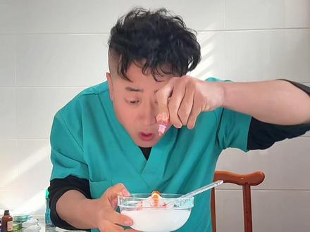 大蛋叔叔又要和小朋友一起玩起泡胶了,已经开始做实验了!