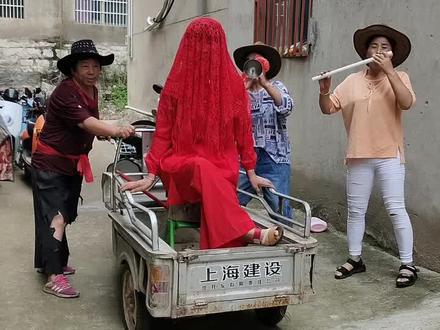 今天是个好日子,二愣子终于和翠花结婚了😃😃😃😃
