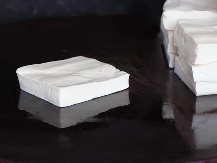 五花肉焖豆腐的家常做法,鲜嫩美味,配上米饭我能吃三碗