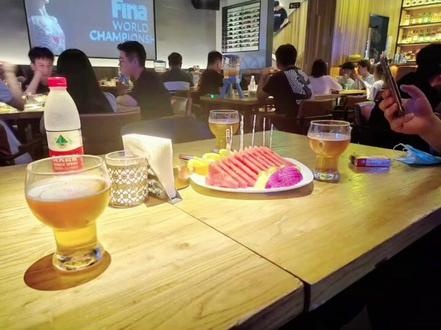 #原创 有人说跑了全国那么多#精酿酒吧,怎么大部分都不挣钱呀 今天来看个月营业额上百万的店 半点不提精酿,餐酒服务体验都很好 homebase