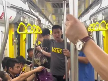 地铁判官后续终于被找到,没想到刚火就塌房,更多黑料被网友扒出 #地铁判官 #地铁判官原版 #网红 #地铁