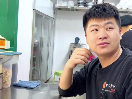 我们打包盒没有上密码锁,就是质量好点,看完视频就知道怎么打开了。#博乐市果不其然水果捞 #水果捞