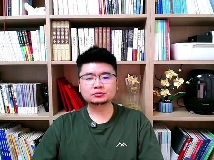 “昆明小升初家长注意!别再东拼西凑找时间节点了!今天这条视频,把 2026 年小升初从准备到录取的关键时间点全讲透,每个节点都标红重点,收藏好,再也不怕错过关键步骤!
首先是每年 2 月底前,这个时间点对非主城区户籍的家长尤其重要!如果孩子是学籍户籍都不在主城区的地州郊县生,想参与公办划片或民转公学校摇号,必须在 2 月 28 日前办好居住证或暂住证,晚一天就只能参加民办摇号,直接少了两条升学路,一定要提前办!
接着是5 月 6 日 0 时 - 5 月 10 日 24 时,这是昆明主城区小升初统一报名时间!不管你想报公办、民办还是民转公学校,都得在 “昆明市义招网” 上完成报名,每天最好登上去检查一遍信息,别因为漏填、错填耽误报名,毕竟一年就这一次机会,马虎不得!
报名结束后,重点盯6 月 25 日——2025 年昆明小升初摇号时间!今年比去年推迟了两天,民办和民转公学校都会在这天进行电脑随机派位,摇号结果出来后,被录取的家长要在规定时间内去学校办理确认手续,没按时办的,会被视为自动放弃,直接回公办统筹,这点一定要记牢!
还有6 月底到 7 月初,部分民办学校会启动补录!如果摇号没摇中目标校,这段时间要天天刷学校官网和教体局公告,补录名额少、竞争烈,看到心仪学校的补录通知,赶紧准备好 4-6 年级成绩、简历和评价手册,第一时间提交,说不定就能抓住 “捡漏” 机会!
最后是7 月中下旬,公办学校统筹分配结果会公布!没被民办或民转公录取的学生,会由教育局按学籍或家迁情况分配学校,收到分配通知后,按时去学校报到,至此整个小升初流程才算结束!
这些时间节点环环相扣,少盯一个都可能出问题!建议家长把这条视频转发到家庭群,和家人一起记时间、盯流程。关注 “吴老师”,后续我还会把每个节点的操作步骤做成详细指南,帮你稳稳走完小升初每一步!”#昆明小升初摇号 #昆明小升初最新政策 #小升初择校 #小升初摇号