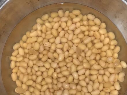 自己亲自测试了干黄豆泡水一个小时,煮水40分钟,对退烧是很有效果的,本人喝了5次,从39.2度退到35.7度,不喝了还发汗#黄豆 #煮黄豆做法