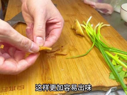 25块买了一斤针鱼,做一道潮汕特色家常菜,咸鲜入味又不腥#针鱼 #潮汕特色美食 #菜脯煮海鱼