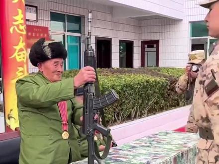 抗美援朝老兵重返军营为新兵授枪。#致敬 #传承的力量