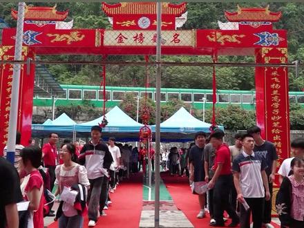 愿君执笔如剑戟,破万卷,登金榜!直击高考现场,东兰县千名高考考生奔赴“战场”。#高考 #高考加油 #高考现场 #2024高考 #东兰