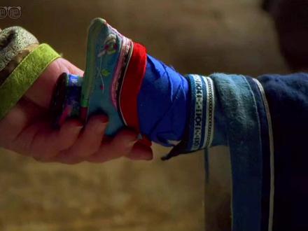 #历史 “一双小脚三寸莲,作揖跪拜大人前”,清朝被推翻后,孙中山下令禁止缠足,五四时期陈独秀、李大钊等人撰文痛斥缠足对妇女的摧残和压迫,直至新中国成立完全消灭此陋习。