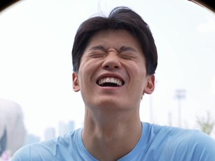 汪顺:“我尝试一下,不行可以卡吗😂” 顺哥说英语还是很好听滴!蚌埠住的表情有点可爱 #汪顺 #阳光男孩 #中国游泳队 #杭州亚运会 #亚运会汪顺