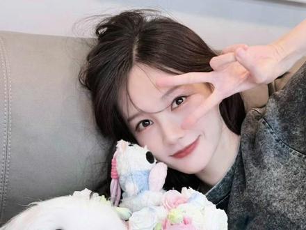 恭喜李肉肉出道成功!期待和经纪人李一桐的对手戏!#李一桐 #美人余 #余梦 #路透 #李一桐的狗出道拍戏了