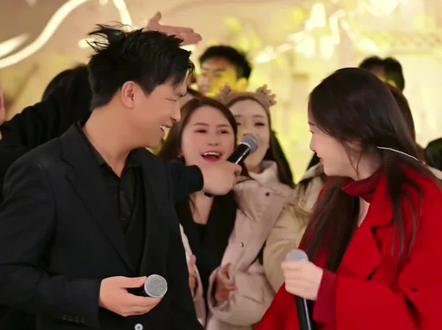 @风少爷AK(12月9日云南举办婚礼) @棉花糖【努力向前】 满满的爱嗨翻全场#新婚祝福 #新婚快乐呀❤ #快来围观 #新婚礼物 #嗨翻全场 @风少爷AK(12月9日云南举办婚礼) @棉花糖【努力向前】