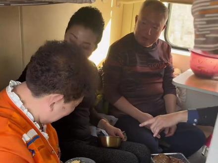 绿皮火车还是东北人坐的明白 #绿皮火车还是东北人坐得明白 #东北 #旅游 #美食