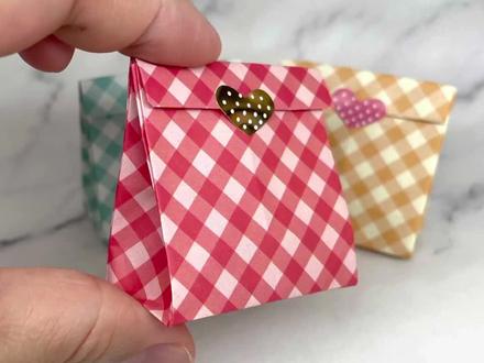 最受女生喜欢的可爱折纸手工艺纸袋,折纸教程开始咯
可爱的纸袋小东西 用正方形折纸就可以在家里做哦
#简单的 简单的 简单的 折纸小口袋 #手工折纸