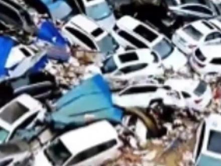 8月9日,陕西延安志丹县遭大暴雨,多辆车被冲走,“雨很急,天像开了窟窿”