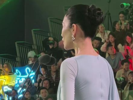 呜呜呜母女组合的伟大😭谁懂这种惺惺相惜的感觉!!!#赵露思 #陈都灵 #温峥嵘 #星光大赏