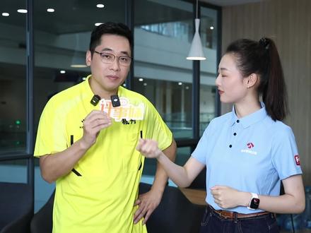 今天晚上“苏超”有四场比赛同时进行,你猜“江苏纵横家”@叨叨傅 又会去哪里呢?这不,评事妹在江苏卫视大楼竟然碰到了他,原来他来参加“江苏超会玩”直播,第一次担任解说嘉宾。叨叨傅断言,有一个队能让常州进一球,会是“十三太保”哪一个?他又给冠军奖起了怎样的好名字?#叨叨傅去哪了 #评事妹带你看苏超