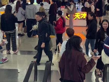 谁说闽南人不追星的,SM逛商场偶遇范丞丞空降厦门,现场人山人海水泄不通,范丞丞也是真的是太帅了,闽南人不乱追,只追小鲜肉吧 #范丞丞