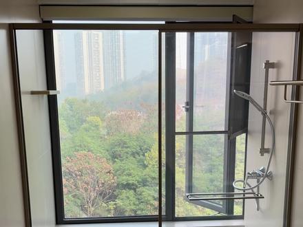 全包框地滑下沉式淋浴房460每平方 重庆主城区包安装460每平方
1. 门玻四周带304不锈钢全包框
304不锈钢上下轨道国标1.2实厚0.96mm
(行规最厚板材)
304不锈钢竖装型材国标1.0实厚0.76mm
(工厂标厚板材)
2. 上下轨道双重走滑轮
下轨道走铜线起主要受力作用 铜线推拉非常丝滑; 上轨道与门框顶部的滑轮紧密贴合, 让推拉更加轻松同时又起到防脱轨作用
3. 标配不带缓冲效果 也可以升级双门活动四边推拉带缓冲效果
4. 标配8mm普白钢化玻璃 深圳信义玻璃原片 大厂玻璃纯度高无杂质 自己工厂钢化 严格把控玻璃钢化密度 通过3C认证 中国平安承保 是标准合格的优质玻璃呢
边框颜色都可以定制: 青古铜 拉丝金 玫瑰金 枪灰色 哑黑色 镜光色…等多种选择
玻璃种类也可以定制: 默认标配8mm钢化玻璃; 补差价可以升级 超白玻 超白长虹 灰玻 茶玻 蓝玻…等
#新房装修避坑指南 #卫生间装修 #淋浴房