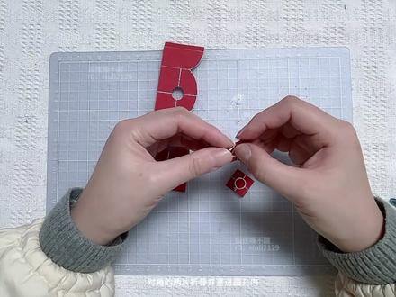 瑞幸x魔道祖师 忘羡花烛手帐教程1 使用:
瑞幸单杯纸袋x1
A4卡纸200-250g卡纸 (红+黑)
白色丙烯马克笔
PVC片x1
亮片素材
本子是A5的活页本
#忘羡 #魔道祖师 #雪酪酪红茶 #瑞幸咖啡 #手帐