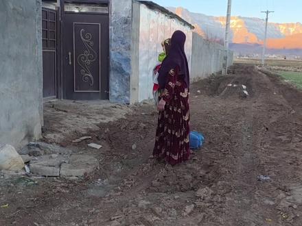 阿丽玛得了红眼病,不停流眼泪,她想让米拉德带她去看医生 #农村 #农村生活 #田园 #田园生活