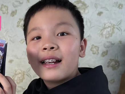 爸爸买一整盒奥特曼笔送儿子,父子俩开心拆不停! #奥特曼笔 #卡游