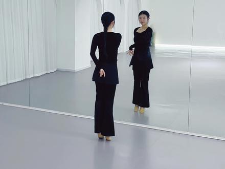 实在太喜欢了🥳速扒《喜雨》迫不及待给大家上背面口令教程啦~(时间有限,细节不足,大家多多指正)#抖音年味舞蹈大赏 #孟庆旸喜雨舞蹈挑战 #不知道喜雨舞姿很曼妙#春晚舞蹈 #春雨舞蹈挑战
编导:李佳雯,曹瑞丹,袁竹,袁作朦
作曲:杨翼
原跳:浙江音乐学院