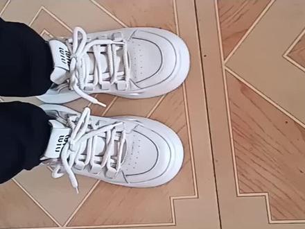 新买了一双鞋子,走路发出咯吱咯吱,嘎吱嘎吱的声音,在人多的场合非常尴尬。研究半天,终于把它解决了。还不错,遇到同款问题的家人们都可以试试。#日常vlog #解决鞋子发出咯吱咯吱,嗄吱嗄吱响的问题#实用小技巧 #生活小妙招每日更新 #小妙招大作用