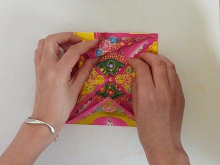 琉璃花折纸教学,通用#叠元宝 #抖音折纸 #莲花折叠教程 #琉璃花 #清明节手工纸花