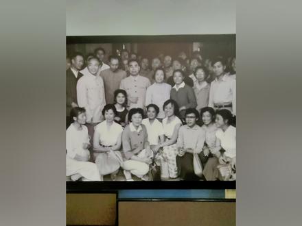 长影译制片厂是我国最早的专业译制片厂,从1949年至今,共译制了50个国家10余个语种1100多部影片,有《普通一兵》《丹娘》《卓娅》《少年鼓手的命运》《百万英镑》《鲜花盛开的村庄》 《摘苹果的时候》《卖花姑娘》《舞台生涯》《蝴蝶梦》《永恒的爱情》 《阿西门的街》《神秘的黄玫瑰》《金牌》《寅次郎的故事》《弗兰西丝》(美国)《两个人的车站》《罗马假日》《阴谋的代价》《马达加斯加3》《雅典娜》《谍影重重4》《帕丁顿熊》《谍影特工》《马达加斯加》《蓝精灵》《神偷奶爸》《哥斯拉》《忍者神龟》《冰雪女王》《再次出发》《末日崩塌》《小黄人大眼萌》《龙与地下城:侠盗荣耀》《哈里斯夫人闯巴黎》等等,其中许多影片已成为不朽的译制经典之作,并屡获大奖。
70年来,长译培养了一大批颇有成就的配音演员,他们用声音塑造出的众多人物形象,已成为观众心中历久弥新的记忆。
20230727