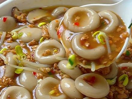 分享一道我们江西特色美食芋头圆子,滑嫩又鲜美。