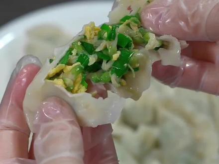 #美食 这样做的槐花馅饺子,清香味美。吃一口满是槐花的清香。#美食教程 #槐花馅饺子 #美食分享