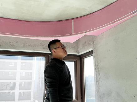 转角窗户做窗帘盒,内方外弧是不是更好看#天津装修设计 #窗帘盒 #圆弧吊顶