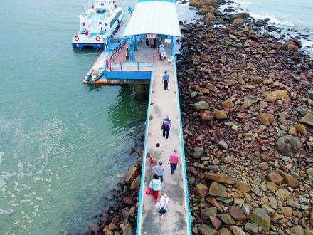 青洲湾,来到沙扒一定要来的打卡圣地。原生态海滩,体感温度比岸上要低5度#沙扒湾 #青洲岛 #马尔代夫 #浮潜 #网红打卡地 @DOU+精训营 @DOU+小助手 @小店随心推 @抖音小助手 @DOU+上热门 @抖加🔥上热门🔥热点宝🔥dou+ @巨量千川