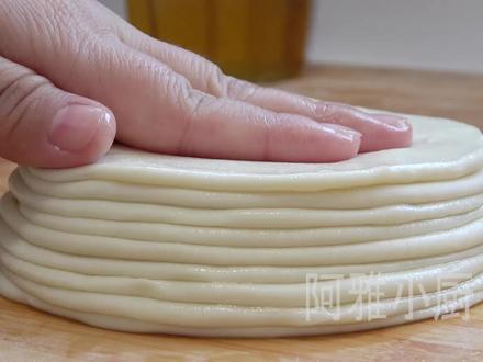 饭店春饼为啥这么薄?原来做法有技巧,一压一擀,比纸还透亮,8张不够吃 #春饼