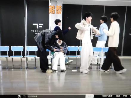 "你们在干嘛"这背景音!#桂橹 #王橹杰 #张桂源 #橹桂 #时代峰峻四代