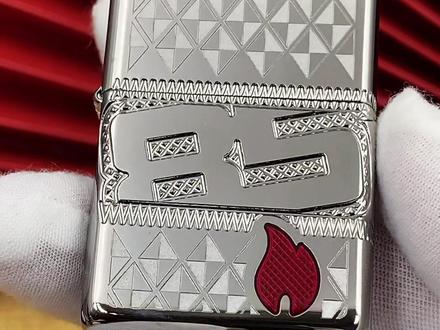 zippo85周年纪念款,全球发售17000台,对比80周年发售数量变少,多年来,zippo已经成长为一个以创新,纯正和经典风格而闻名的标志性品牌,17年度收藏品将展示持续的天赋。zippo2017年度收藏品是一个高抛光盔甲机,展示了在360度多字形雕刻过程中的标志,它被刻在边缘,在打火机的周围,有光泽的磨光钻石图案。在正面和反面,这个象征性的图案包括环氧树脂火焰增添更多的区别,历久弥新,窗口框提供了一个全方位的视图,致敬这款限量版。 #打火机 #zippo #创意打火机
