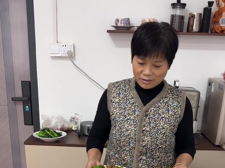 都说两个儿子的家庭不能嫁,其实都是取决公婆怎么去平衡两个儿媳的小家#婆媳相处 #两个儿子的家庭 #小炒肉的家常做法 #荷兰豆炒肉卷 #抖音生活观察计划