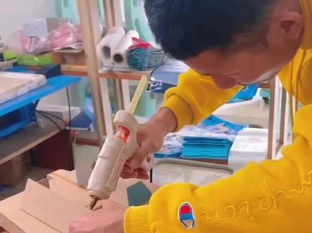 #动手能力 #纯手工 #航母模型 为了儿子的学科节出场主题,花了5天每天3小时纯手工打造的航母模型。让孩子有个美好的童年回忆#超人爸爸