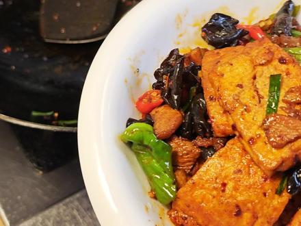 两块钱的豆腐,普通的食材,也能做出饭店大几十的菜肴,这就是自己做饭的得意之处吧!#香辣豆腐 #妈呀太香了 #下饭菜