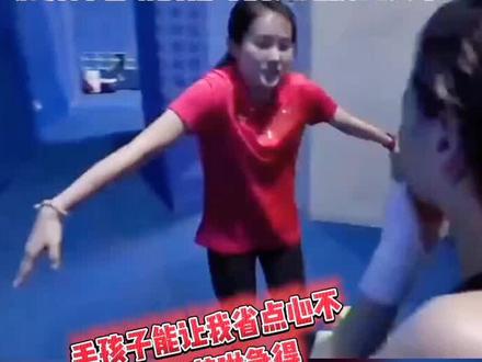 全红婵10米台摘金,借拿落下的东西躲开陈若琳的耐心指导走路瞬间火了#陈若琳 #全红婵女单10米跳台夺金 #杭州亚运会 #女单10米台跳水